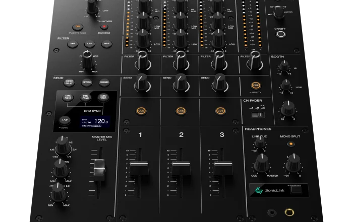 Alphatheta DJM-V5 con layout classico Pioneer DJ